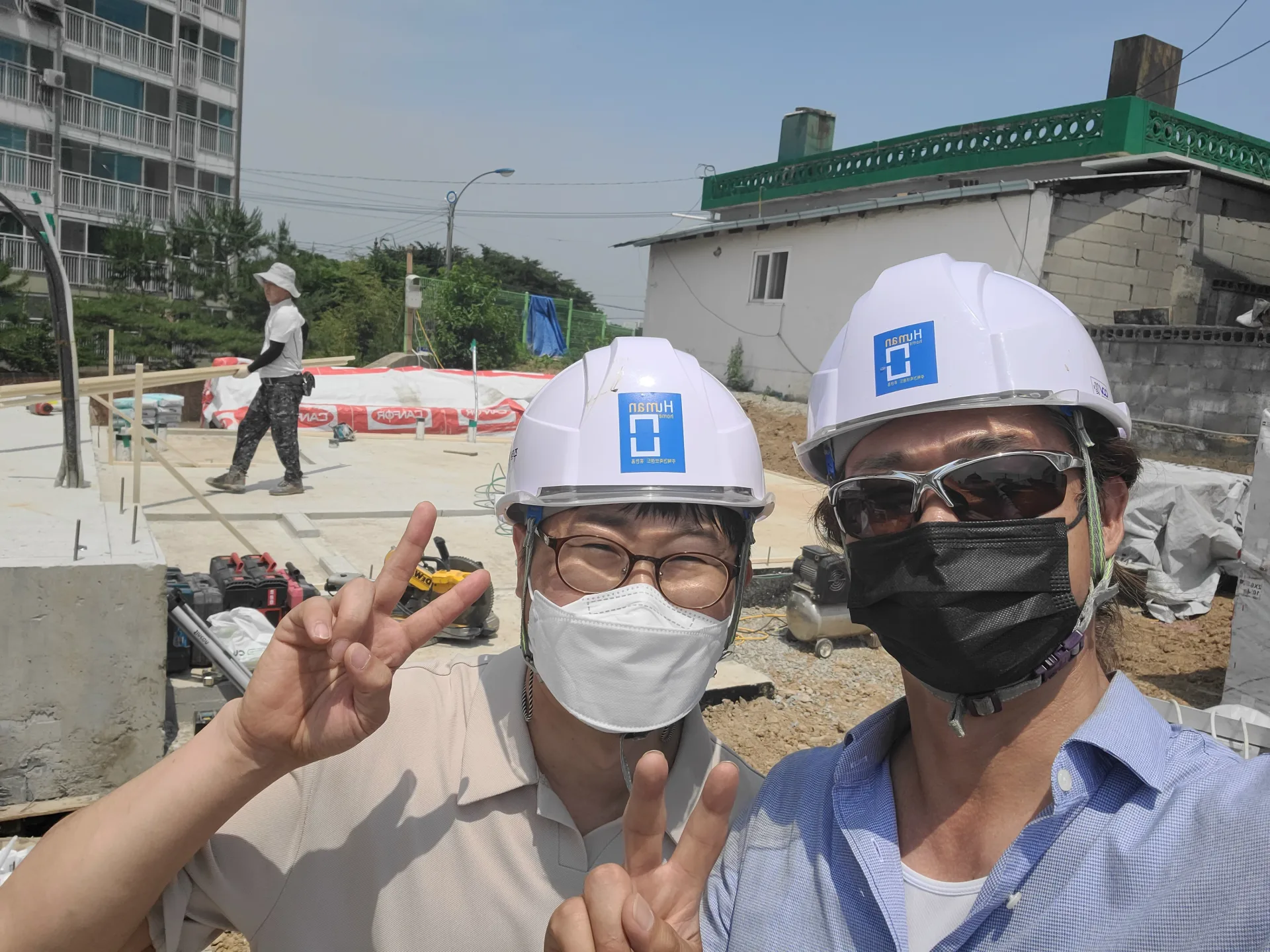 현장에 놀러 온 건축주와 함께